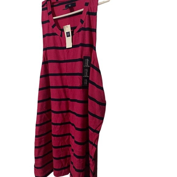 GAP Factory Tops - Gap factory women’s XL sleeveless tank in berry and navy stripe